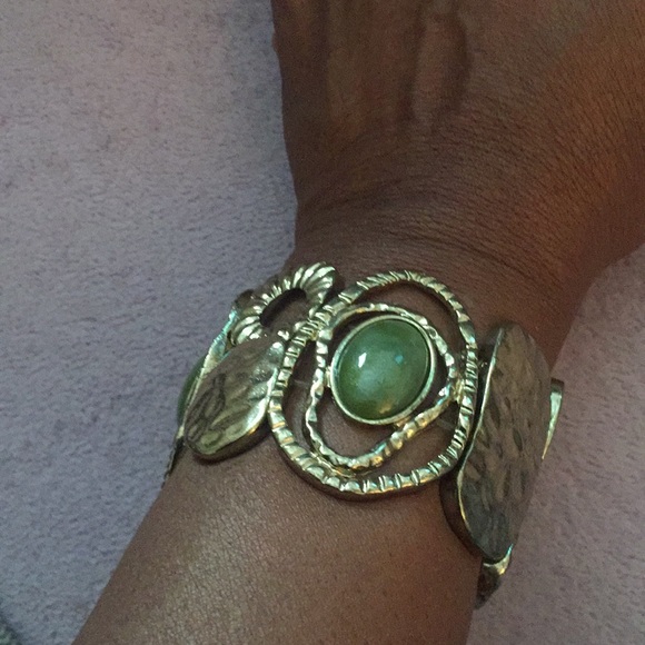 Gold n Green Bracelet!  EUC. NWOT. NEVER WORN❣️ - Picture 3 of 4